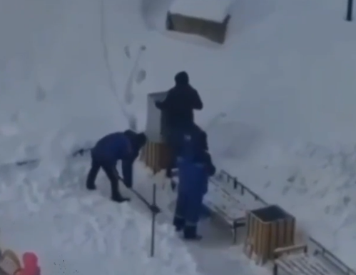 В Балашихе коммунальщики зарывают мусор в снегу новости балашихи 