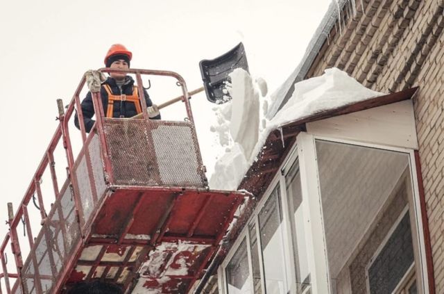 72 бригады очищают крыши домов от снега и наледи в Балашихе новости балашихи 
