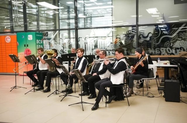 В гипермаркете Балашихи оркестр сыграл известные мелодии в честь 8 Марта новости балашихи 
