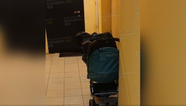 Мужчина уснул в детской коляске и разозлил мать из Балашихи новости балашихи 