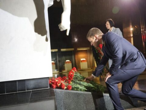 Глава Балашихи с ветеранами и волонтерами возложил цветы к монументу «Скорбь» новости балашихи 
